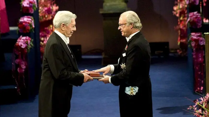 En diciembre de 2010 Mario Vargas Llosa recibe el Premio Nobel de Literatura en la Academia Sueca de Estocolmo.