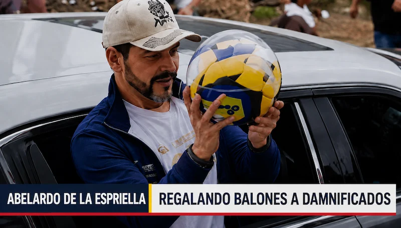 Abelardo de la Espriella regala balones de futbo